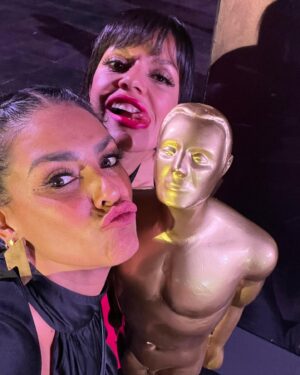 Liz Gallardo Instagram - #tbt de uno de los días más felices en toda mi carrera.  #sep2023 #guadalajara #mycity 

Celebrar los #premiosariel en mi hermosa ciudad, en dos de los recintos más imponentes, importantes , bellos y especiales que nos representan a los tapatíos no tuvo comparación! 
El majestuoso @teatrodegolladogdl lucio en todo su esplendor en esta importante celebración para todo nuestro gremio. 
Así mismo la fiesta estuvo espectacular (como siempre debe ser) en el #InstitutoCulturalCabañas  el más bello espacio posible para una celebración cómo está. 

Nuestro Cine merece todo el glamour y la elegancia que ameritan  unos premios como estos. 
Gracias a @culturajalisco por echar la casa por la ventana para celebrar cómo se debe. 
Gracias a su directora, mi paisana por ser la mejor anfitriona ! 
Gracias @academiacinemx por confiar en mi estado #Jalisco para llevar a cabo este evento. 
EL ARIEL NUNCA MORIRÁ! 
No lo permitiremos ! 
QUE VIVA EL CINE  MEXICANO! 

M hermoso outfit (no es por presumir pero fue uno de los más espectaculares de la noche ) es de la maravillosa diseñadora @karlammdelc  amiga querida y paisana, su bellísima marca @suiteveintiuno 
Mis accesorios fueron de @amorapachegdl y mis  espectaculares aretes de @torcabrand 

 Sobretodo y lo más lindo de la noche , fue encontrarme con gente muy querida que respeto y admiro mucho. Colegas que han sido mi origen de inspiración desde muy joven para dedicarme a esto.  Gracias gracias gracias por compartir colegas ! 

Mi hermana del alma @gadelagarza 
Mi madre chula @lauradeita 
Mi Sobri diabólica @paugaitan 
Mi idola siempre  @ofeliamedina_ 
M director amado de #cincodemayolabatalla @rafalaradirector 
Mi querido viejo amigo @robertososamx 
Uno de mis directores favoritos @alejandrogonzalesinarittu 
La bella y adorada @valeriagiordano7 
Y mi queridísimo paisano , mi #sixtoenvivo @ponchohd 

Y por supuesto mi cómplice de mil aventuras , mi vieja bruja @galatea.gizeht my date 

Los amo mucho a todos ! 🙏🏼🥹🩵🩵🩵🩵🩵🩵🩵

#entrega65ariel #cinemexicano #happines #amigos #picoftheday #smile 📽️🎥🎞️