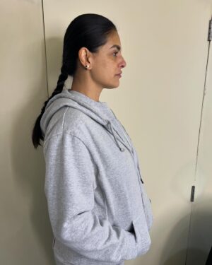 Liz Gallardo Instagram - Así tránsito algunos días de trabajo en la piel de #Filipa y la cabeza en todas partes. ……….

Y leí algo por demás acertado que me permite reflectar a la más profunda y escondida 
Niña interior - mujer exterior que habita en mi. 

Gracias #mysoulmate por compartirmelo y ponerme ese espejo enfrente de mi. 
Love u @inchisandrose 🙏🏼✨❤️‍🔥🥰👩🏻‍🤝‍👩🏼

Y gracias al bombón  de @marianoo.soria y su familia por este lindo y delicioso detalle! 🙏🏼😍✨

Gracias también an mis cómplices de cada día @zoewater que me acompañan e hidratan siempre en mi trabajo  con este, su nuevo y delicioso producto con electrolitos #zoewaterelectro simplemente delicioso!!! 🤨😋😋
 
Y P.D. 
Extraño a mis amigos que se fueron ya ….. 
faltan  muchas personas especiales aqui . 
Como este que canta divino por acá ……
Te extraño sin control #esgus #lizluz 
😔😔😔💔💔💔 @cerati #porsiempre
#nochedenostalgia #nochederecuerdos