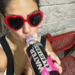 Liz Gallardo Instagram - Así tránsito algunos días de trabajo en la piel de #Filipa y la cabeza en todas partes. ………. Y leí algo por demás acertado que me permite reflectar a la más profunda y escondida Niña interior - mujer exterior que habita en mi. Gracias #mysoulmate por compartirmelo y ponerme ese espejo enfrente de mi. Love u @inchisandrose 🙏🏼✨❤️‍🔥🥰👩🏻‍🤝‍👩🏼 Y gracias al bombón de @marianoo.soria y su familia por este lindo y delicioso detalle! 🙏🏼😍✨ Gracias también an mis cómplices de cada día @zoewater que me acompañan e hidratan siempre en mi trabajo con este, su nuevo y delicioso producto con electrolitos #zoewaterelectro simplemente delicioso!!! 🤨😋😋 Y P.D. Extraño a mis amigos que se fueron ya ….. faltan muchas personas especiales aqui . Como este que canta divino por acá …… Te extraño sin control #esgus #lizluz 😔😔😔💔💔💔 @cerati #porsiempre #nochedenostalgia #nochederecuerdos