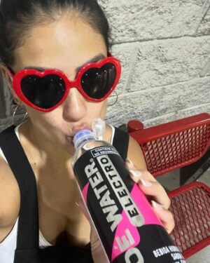 Liz Gallardo Instagram - Así tránsito algunos días de trabajo en la piel de #Filipa y la cabeza en todas partes. ……….

Y leí algo por demás acertado que me permite reflectar a la más profunda y escondida 
Niña interior - mujer exterior que habita en mi. 

Gracias #mysoulmate por compartirmelo y ponerme ese espejo enfrente de mi. 
Love u @inchisandrose 🙏🏼✨❤️‍🔥🥰👩🏻‍🤝‍👩🏼

Y gracias al bombón  de @marianoo.soria y su familia por este lindo y delicioso detalle! 🙏🏼😍✨

Gracias también an mis cómplices de cada día @zoewater que me acompañan e hidratan siempre en mi trabajo  con este, su nuevo y delicioso producto con electrolitos #zoewaterelectro simplemente delicioso!!! 🤨😋😋
 
Y P.D. 
Extraño a mis amigos que se fueron ya ….. 
faltan  muchas personas especiales aqui . 
Como este que canta divino por acá ……
Te extraño sin control #esgus #lizluz 
😔😔😔💔💔💔 @cerati #porsiempre
#nochedenostalgia #nochederecuerdos