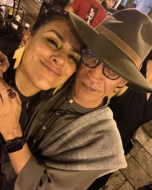 Liz Gallardo Instagram - #tbt de uno de los días más felices en toda mi carrera.  #sep2023 #guadalajara #mycity 

Celebrar los #premiosariel en mi hermosa ciudad, en dos de los recintos más imponentes, importantes , bellos y especiales que nos representan a los tapatíos no tuvo comparación! 
El majestuoso @teatrodegolladogdl lucio en todo su esplendor en esta importante celebración para todo nuestro gremio. 
Así mismo la fiesta estuvo espectacular (como siempre debe ser) en el #InstitutoCulturalCabañas  el más bello espacio posible para una celebración cómo está. 

Nuestro Cine merece todo el glamour y la elegancia que ameritan  unos premios como estos. 
Gracias a @culturajalisco por echar la casa por la ventana para celebrar cómo se debe. 
Gracias a su directora, mi paisana por ser la mejor anfitriona ! 
Gracias @academiacinemx por confiar en mi estado #Jalisco para llevar a cabo este evento. 
EL ARIEL NUNCA MORIRÁ! 
No lo permitiremos ! 
QUE VIVA EL CINE  MEXICANO! 

M hermoso outfit (no es por presumir pero fue uno de los más espectaculares de la noche ) es de la maravillosa diseñadora @karlammdelc  amiga querida y paisana, su bellísima marca @suiteveintiuno 
Mis accesorios fueron de @amorapachegdl y mis  espectaculares aretes de @torcabrand 

 Sobretodo y lo más lindo de la noche , fue encontrarme con gente muy querida que respeto y admiro mucho. Colegas que han sido mi origen de inspiración desde muy joven para dedicarme a esto.  Gracias gracias gracias por compartir colegas ! 

Mi hermana del alma @gadelagarza 
Mi madre chula @lauradeita 
Mi Sobri diabólica @paugaitan 
Mi idola siempre  @ofeliamedina_ 
M director amado de #cincodemayolabatalla @rafalaradirector 
Mi querido viejo amigo @robertososamx 
Uno de mis directores favoritos @alejandrogonzalesinarittu 
La bella y adorada @valeriagiordano7 
Y mi queridísimo paisano , mi #sixtoenvivo @ponchohd 

Y por supuesto mi cómplice de mil aventuras , mi vieja bruja @galatea.gizeht my date 

Los amo mucho a todos ! 🙏🏼🥹🩵🩵🩵🩵🩵🩵🩵

#entrega65ariel #cinemexicano #happines #amigos #picoftheday #smile 📽️🎥🎞️