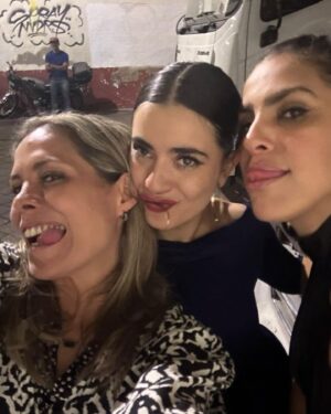 Liz Gallardo Instagram - #tbt de uno de los días más felices en toda mi carrera.  #sep2023 #guadalajara #mycity 

Celebrar los #premiosariel en mi hermosa ciudad, en dos de los recintos más imponentes, importantes , bellos y especiales que nos representan a los tapatíos no tuvo comparación! 
El majestuoso @teatrodegolladogdl lucio en todo su esplendor en esta importante celebración para todo nuestro gremio. 
Así mismo la fiesta estuvo espectacular (como siempre debe ser) en el #InstitutoCulturalCabañas  el más bello espacio posible para una celebración cómo está. 

Nuestro Cine merece todo el glamour y la elegancia que ameritan  unos premios como estos. 
Gracias a @culturajalisco por echar la casa por la ventana para celebrar cómo se debe. 
Gracias a su directora, mi paisana por ser la mejor anfitriona ! 
Gracias @academiacinemx por confiar en mi estado #Jalisco para llevar a cabo este evento. 
EL ARIEL NUNCA MORIRÁ! 
No lo permitiremos ! 
QUE VIVA EL CINE  MEXICANO! 

M hermoso outfit (no es por presumir pero fue uno de los más espectaculares de la noche ) es de la maravillosa diseñadora @karlammdelc  amiga querida y paisana, su bellísima marca @suiteveintiuno 
Mis accesorios fueron de @amorapachegdl y mis  espectaculares aretes de @torcabrand 

 Sobretodo y lo más lindo de la noche , fue encontrarme con gente muy querida que respeto y admiro mucho. Colegas que han sido mi origen de inspiración desde muy joven para dedicarme a esto.  Gracias gracias gracias por compartir colegas ! 

Mi hermana del alma @gadelagarza 
Mi madre chula @lauradeita 
Mi Sobri diabólica @paugaitan 
Mi idola siempre  @ofeliamedina_ 
M director amado de #cincodemayolabatalla @rafalaradirector 
Mi querido viejo amigo @robertososamx 
Uno de mis directores favoritos @alejandrogonzalesinarittu 
La bella y adorada @valeriagiordano7 
Y mi queridísimo paisano , mi #sixtoenvivo @ponchohd 

Y por supuesto mi cómplice de mil aventuras , mi vieja bruja @galatea.gizeht my date 

Los amo mucho a todos ! 🙏🏼🥹🩵🩵🩵🩵🩵🩵🩵

#entrega65ariel #cinemexicano #happines #amigos #picoftheday #smile 📽️🎥🎞️