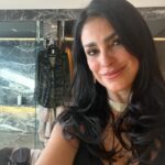 Liz Gallardo Instagram - Así tránsito algunos días de trabajo en la piel de #Filipa y la cabeza en todas partes. ………. Y leí algo por demás acertado que me permite reflectar a la más profunda y escondida Niña interior - mujer exterior que habita en mi. Gracias #mysoulmate por compartirmelo y ponerme ese espejo enfrente de mi. Love u @inchisandrose 🙏🏼✨❤️‍🔥🥰👩🏻‍🤝‍👩🏼 Y gracias al bombón de @marianoo.soria y su familia por este lindo y delicioso detalle! 🙏🏼😍✨ Gracias también an mis cómplices de cada día @zoewater que me acompañan e hidratan siempre en mi trabajo con este, su nuevo y delicioso producto con electrolitos #zoewaterelectro simplemente delicioso!!! 🤨😋😋 Y P.D. Extraño a mis amigos que se fueron ya ….. faltan muchas personas especiales aqui . Como este que canta divino por acá …… Te extraño sin control #esgus #lizluz 😔😔😔💔💔💔 @cerati #porsiempre #nochedenostalgia #nochederecuerdos