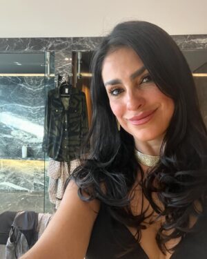 Liz Gallardo Instagram - Así tránsito algunos días de trabajo en la piel de #Filipa y la cabeza en todas partes. ……….

Y leí algo por demás acertado que me permite reflectar a la más profunda y escondida 
Niña interior - mujer exterior que habita en mi. 

Gracias #mysoulmate por compartirmelo y ponerme ese espejo enfrente de mi. 
Love u @inchisandrose 🙏🏼✨❤️‍🔥🥰👩🏻‍🤝‍👩🏼

Y gracias al bombón  de @marianoo.soria y su familia por este lindo y delicioso detalle! 🙏🏼😍✨

Gracias también an mis cómplices de cada día @zoewater que me acompañan e hidratan siempre en mi trabajo  con este, su nuevo y delicioso producto con electrolitos #zoewaterelectro simplemente delicioso!!! 🤨😋😋
 
Y P.D. 
Extraño a mis amigos que se fueron ya ….. 
faltan  muchas personas especiales aqui . 
Como este que canta divino por acá ……
Te extraño sin control #esgus #lizluz 
😔😔😔💔💔💔 @cerati #porsiempre
#nochedenostalgia #nochederecuerdos
