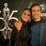 Liz Gallardo Instagram – #tbt de uno de los días más felices en toda mi carrera.  #sep2023 #guadalajara #mycity 

Celebrar los #premiosariel en mi hermosa ciudad, en dos de los recintos más imponentes, importantes , bellos y especiales que nos representan a los tapatíos no tuvo comparación! 
El majestuoso @teatrodegolladogdl lucio en todo su esplendor en esta importante celebración para todo nuestro gremio. 
Así mismo la fiesta estuvo espectacular (como siempre debe ser) en el #InstitutoCulturalCabañas  el más bello espacio posible para una celebración cómo está. 

Nuestro Cine merece todo el glamour y la elegancia que ameritan  unos premios como estos. 
Gracias a @culturajalisco por echar la casa por la ventana para celebrar cómo se debe. 
Gracias a su directora, mi paisana por ser la mejor anfitriona ! 
Gracias @academiacinemx por confiar en mi estado #Jalisco para llevar a cabo este evento. 
EL ARIEL NUNCA MORIRÁ! 
No lo permitiremos ! 
QUE VIVA EL CINE  MEXICANO! 

M hermoso outfit (no es por presumir pero fue uno de los más espectaculares de la noche ) es de la maravillosa diseñadora @karlammdelc  amiga querida y paisana, su bellísima marca @suiteveintiuno 
Mis accesorios fueron de @amorapachegdl y mis  espectaculares aretes de @torcabrand 

 Sobretodo y lo más lindo de la noche , fue encontrarme con gente muy querida que respeto y admiro mucho. Colegas que han sido mi origen de inspiración desde muy joven para dedicarme a esto.  Gracias gracias gracias por compartir colegas ! 

Mi hermana del alma @gadelagarza 
Mi madre chula @lauradeita 
Mi Sobri diabólica @paugaitan 
Mi idola siempre  @ofeliamedina_ 
M director amado de #cincodemayolabatalla @rafalaradirector 
Mi querido viejo amigo @robertososamx 
Uno de mis directores favoritos @alejandrogonzalesinarittu 
La bella y adorada @valeriagiordano7 
Y mi queridísimo paisano , mi #sixtoenvivo @ponchohd 

Y por supuesto mi cómplice de mil aventuras , mi vieja bruja @galatea.gizeht my date 

Los amo mucho a todos ! 🙏🏼🥹🩵🩵🩵🩵🩵🩵🩵

#entrega65ariel #cinemexicano #happines #amigos #picoftheday #smile 📽️🎥🎞️