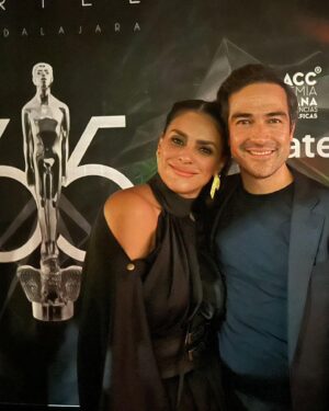 Liz Gallardo Instagram - #tbt de uno de los días más felices en toda mi carrera.  #sep2023 #guadalajara #mycity 

Celebrar los #premiosariel en mi hermosa ciudad, en dos de los recintos más imponentes, importantes , bellos y especiales que nos representan a los tapatíos no tuvo comparación! 
El majestuoso @teatrodegolladogdl lucio en todo su esplendor en esta importante celebración para todo nuestro gremio. 
Así mismo la fiesta estuvo espectacular (como siempre debe ser) en el #InstitutoCulturalCabañas  el más bello espacio posible para una celebración cómo está. 

Nuestro Cine merece todo el glamour y la elegancia que ameritan  unos premios como estos. 
Gracias a @culturajalisco por echar la casa por la ventana para celebrar cómo se debe. 
Gracias a su directora, mi paisana por ser la mejor anfitriona ! 
Gracias @academiacinemx por confiar en mi estado #Jalisco para llevar a cabo este evento. 
EL ARIEL NUNCA MORIRÁ! 
No lo permitiremos ! 
QUE VIVA EL CINE  MEXICANO! 

M hermoso outfit (no es por presumir pero fue uno de los más espectaculares de la noche ) es de la maravillosa diseñadora @karlammdelc  amiga querida y paisana, su bellísima marca @suiteveintiuno 
Mis accesorios fueron de @amorapachegdl y mis  espectaculares aretes de @torcabrand 

 Sobretodo y lo más lindo de la noche , fue encontrarme con gente muy querida que respeto y admiro mucho. Colegas que han sido mi origen de inspiración desde muy joven para dedicarme a esto.  Gracias gracias gracias por compartir colegas ! 

Mi hermana del alma @gadelagarza 
Mi madre chula @lauradeita 
Mi Sobri diabólica @paugaitan 
Mi idola siempre  @ofeliamedina_ 
M director amado de #cincodemayolabatalla @rafalaradirector 
Mi querido viejo amigo @robertososamx 
Uno de mis directores favoritos @alejandrogonzalesinarittu 
La bella y adorada @valeriagiordano7 
Y mi queridísimo paisano , mi #sixtoenvivo @ponchohd 

Y por supuesto mi cómplice de mil aventuras , mi vieja bruja @galatea.gizeht my date 

Los amo mucho a todos ! 🙏🏼🥹🩵🩵🩵🩵🩵🩵🩵

#entrega65ariel #cinemexicano #happines #amigos #picoftheday #smile 📽️🎥🎞️