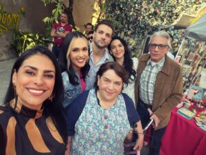 Liz Gallardo Instagram - #diadegrabaciones entradas @elamornotienerecetaof 
 
Feliz y agradecida de compartir con esta gente bella , chambeadora y talentosa! 

Ya pronto estrenamos! 
No se la pierdan! 📺🎥🙏🏼✨🫶🏼🎁
#canaldelasestrellas #Feb19 8:30pm 

Síganme en mi TikTok LIZGALLOGALLARDO  donde compartiré más videos detrás de cámaras!