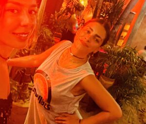 Liz Gallardo Instagram - Unas mini vacaciones para recargar las pilas antes de arrancar nuevo proyecto…….
Pronto les cuento! 😍👍🙏🏼🎥📺👏🏼👏🏼👏🏼👏🏼👏🏼

Uno de los mejores viajes de mi vida con mi #foreversoulmate @inchisandrose para celebrar su cumple especial y reafirmarnos , como bien lo aprendimos en nuestra bíblia  #sexandthecity , que NUESTRAS ALMAS GEMELAS REALES, SON NUESTRAS VERDADERAS AMIGAS. 👩🏻‍🤝‍👩🏼✨
#mommycarrie #babycarrie #fridakhalor

Y para que no se nos olvide , me hice con ella mi primer tatuaje ! 
Tanto me resistí pero me encantó el resultado! 

Gracias a @li.poke por su hermoso trabajo #handpoke 
Una belleza! 😍😍😍
Búsquenla ! Está en #puertoescondido 

#oaxacamiamor #amigasporsiempre #almasgemelas #soulmate 👩🏻‍🤝‍👩🏼🩵✨💚🎊
#travelfriends #cerrandociclos