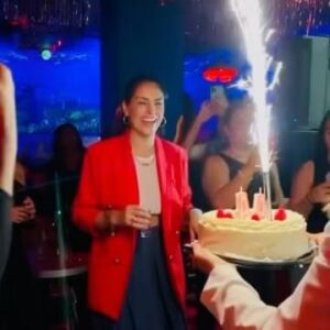 Liz Gallardo Instagram - Como fiesta patronal, este año no paré de celebrar. 
 Y porque no ? Me pregunté yo? 
Porque no celebrar la vida que tanto trabajo cuesta vivir pero que tanto placer nos deja sentir. 
Porque no celebrar que se nos regalo un año más de vida y no olvidar que nos queda uno menos por lo cual debemos celebrar siempre. 
El simple hecho de respirar y estar aquí……………..
Y ahora. 

Por tanto agradezco a mi único Dios, el UNIVERSO , el COSMOS, ……….
la vida que me dio y que me sigue regalando. 
Cada día y cada minuto respirando es un milagro. 
 Y no debemos olvidarlo. 

Gracias a las personas que me felicitaron y me mandaron buena vibra y lindas palabras. 
 El intercambio de energía lo es todo para mi. 
Y más gracias a quienes me estiman y celebraron conmigo esos días …….. 
cada uno de ustedes representan algo especial en mi vida y por eso los pensé y los solicité y les agradezco mucho su cariño siempre. 🥹🙏🏼✨🥰

Gracias al maravilloso @barbacabaret el mejor y más divertido lugar de México!!!! 
En especial al querido Alejandro gerente del lugar y a todo su equipo de seguridad empezando por Jesús por sus finas atenciones. 
Gracias @alexandramey_ por regalarme esa canción con tu preciosa voz y tu gran carisma! 🥹🙏🏼✨🥰👏🏼👏🏼👏🏼👏🏼👏🏼
Gracias a mi familia, a todas mis amigas , a mi asistente , a mis colegas y a la gente que te contiene y te apapacha. 
 Son mi familia elegida y me siento honrada de su cariño. Y de que me aguanten gracias! 🤣🤣🤣🤣🤣🤣🤣
Mi carnal incluido el pobrecito…….. 😂😂😂😂😂
@frangallardo28 

No puedo mencionar a todos pero ese fieston y cada uno de ustedes, estarán siempre en mi corazón. 🙏🏼✨🥰💚🎉🎈🎂

Ahora la pregunta obligada: 
Quieren que se vuelva emblemático y lo haga ahí cada año? VOTEN en los comentarios y LLAME YA !!!!!!
🤣🤣🤣🤣🤣👏🏼👏🏼👏🏼👏🏼👏🏼