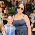 Liz Gallardo Instagram - Así nos despedimos de este hermoso proyecto con el que incie este 2024 y con el cual me siento profundamente agradecida con la vida y con todos quienes fueron parte fundamental del mismo como el gran equipo técnico con el que tuve la fortuna de trabajar. Gracias jefazo @juanosorio.oficial por esta invitación a interpretar a #Filipa , un personaje lleno de matices que alimentó mi creatividad y me regaló mucha inspiración y diversión. Gracias por confiar en mí para darle vida y cara. Gracias a mis súper directores @bonniecartas y @ericmorales por dejarme explorar los rincones más recónditos de la mente y el corazón para poder vivirlo en carne propia. Gracias al padrísimo equipo técnico que con su entrega y buena actitud hacen que el trabajo sea aún más placentero. Gracias a mis colegas actores , es especial a todos con los que me toco compartir escena y jugar juntos, porque a pesar de ser tantos , se hizo una familia muy padre. @cocomaxima te amaré por siempre. Eres la mejor socia del mundo mundial! 🥰🥰🥰 (y ese hombre es nuestro! #sandwich 🤣🤣🤣🤣🤣 En especial gracias a mi familia soñada , @nicolaporcella12 @andres_vazquezq @hectorusha_s Por dejarme explorar con ustedes los sentimientos más profundos que una madre y actriz puede sentir. Los quiero muchísimo (casi como si fueran míos jejjejejejeej) y los llevaré siempre en mi recuerdo y mi corazón. #mishombreshermosos Gracias @limonlimonete por aguantarnos y apoyarnos tanto. Imposible mencionarlos a todos pero gracias infinitas a el gran equipo de vestuario, maquillaje y peinado que siempre me dejaron bien chula y me cuidaron mucho. Y mis amigos de audio que adore, iluminación , cámaras, piso y todos! Los quiero mucho! Espero se repita alguna vez y podernos abrazar de nuevo. @elamornotienerecetaof #elamornotienereceta Filipa #filiposavenenosa @televisa #mexico #smile #picoftheday