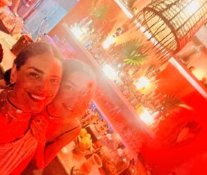 Liz Gallardo Instagram - Unas mini vacaciones para recargar las pilas antes de arrancar nuevo proyecto…….
Pronto les cuento! 😍👍🙏🏼🎥📺👏🏼👏🏼👏🏼👏🏼👏🏼

Uno de los mejores viajes de mi vida con mi #foreversoulmate @inchisandrose para celebrar su cumple especial y reafirmarnos , como bien lo aprendimos en nuestra bíblia  #sexandthecity , que NUESTRAS ALMAS GEMELAS REALES, SON NUESTRAS VERDADERAS AMIGAS. 👩🏻‍🤝‍👩🏼✨
#mommycarrie #babycarrie #fridakhalor

Y para que no se nos olvide , me hice con ella mi primer tatuaje ! 
Tanto me resistí pero me encantó el resultado! 

Gracias a @li.poke por su hermoso trabajo #handpoke 
Una belleza! 😍😍😍
Búsquenla ! Está en #puertoescondido 

#oaxacamiamor #amigasporsiempre #almasgemelas #soulmate 👩🏻‍🤝‍👩🏼🩵✨💚🎊
#travelfriends #cerrandociclos