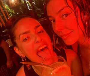 Liz Gallardo Instagram - Unas mini vacaciones para recargar las pilas antes de arrancar nuevo proyecto…….
Pronto les cuento! 😍👍🙏🏼🎥📺👏🏼👏🏼👏🏼👏🏼👏🏼

Uno de los mejores viajes de mi vida con mi #foreversoulmate @inchisandrose para celebrar su cumple especial y reafirmarnos , como bien lo aprendimos en nuestra bíblia  #sexandthecity , que NUESTRAS ALMAS GEMELAS REALES, SON NUESTRAS VERDADERAS AMIGAS. 👩🏻‍🤝‍👩🏼✨
#mommycarrie #babycarrie #fridakhalor

Y para que no se nos olvide , me hice con ella mi primer tatuaje ! 
Tanto me resistí pero me encantó el resultado! 

Gracias a @li.poke por su hermoso trabajo #handpoke 
Una belleza! 😍😍😍
Búsquenla ! Está en #puertoescondido 

#oaxacamiamor #amigasporsiempre #almasgemelas #soulmate 👩🏻‍🤝‍👩🏼🩵✨💚🎊
#travelfriends #cerrandociclos