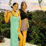 Liz Gallardo Instagram – Unas mini vacaciones para recargar las pilas antes de arrancar nuevo proyecto…….
Pronto les cuento! 😍👍🙏🏼🎥📺👏🏼👏🏼👏🏼👏🏼👏🏼

Uno de los mejores viajes de mi vida con mi #foreversoulmate @inchisandrose para celebrar su cumple especial y reafirmarnos , como bien lo aprendimos en nuestra bíblia  #sexandthecity , que NUESTRAS ALMAS GEMELAS REALES, SON NUESTRAS VERDADERAS AMIGAS. 👩🏻‍🤝‍👩🏼✨
#mommycarrie #babycarrie #fridakhalor

Y para que no se nos olvide , me hice con ella mi primer tatuaje ! 
Tanto me resistí pero me encantó el resultado! 

Gracias a @li.poke por su hermoso trabajo #handpoke 
Una belleza! 😍😍😍
Búsquenla ! Está en #puertoescondido 

#oaxacamiamor #amigasporsiempre #almasgemelas #soulmate 👩🏻‍🤝‍👩🏼🩵✨💚🎊
#travelfriends #cerrandociclos