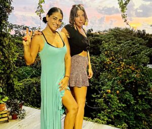 Liz Gallardo Instagram - Unas mini vacaciones para recargar las pilas antes de arrancar nuevo proyecto…….
Pronto les cuento! 😍👍🙏🏼🎥📺👏🏼👏🏼👏🏼👏🏼👏🏼

Uno de los mejores viajes de mi vida con mi #foreversoulmate @inchisandrose para celebrar su cumple especial y reafirmarnos , como bien lo aprendimos en nuestra bíblia  #sexandthecity , que NUESTRAS ALMAS GEMELAS REALES, SON NUESTRAS VERDADERAS AMIGAS. 👩🏻‍🤝‍👩🏼✨
#mommycarrie #babycarrie #fridakhalor

Y para que no se nos olvide , me hice con ella mi primer tatuaje ! 
Tanto me resistí pero me encantó el resultado! 

Gracias a @li.poke por su hermoso trabajo #handpoke 
Una belleza! 😍😍😍
Búsquenla ! Está en #puertoescondido 

#oaxacamiamor #amigasporsiempre #almasgemelas #soulmate 👩🏻‍🤝‍👩🏼🩵✨💚🎊
#travelfriends #cerrandociclos