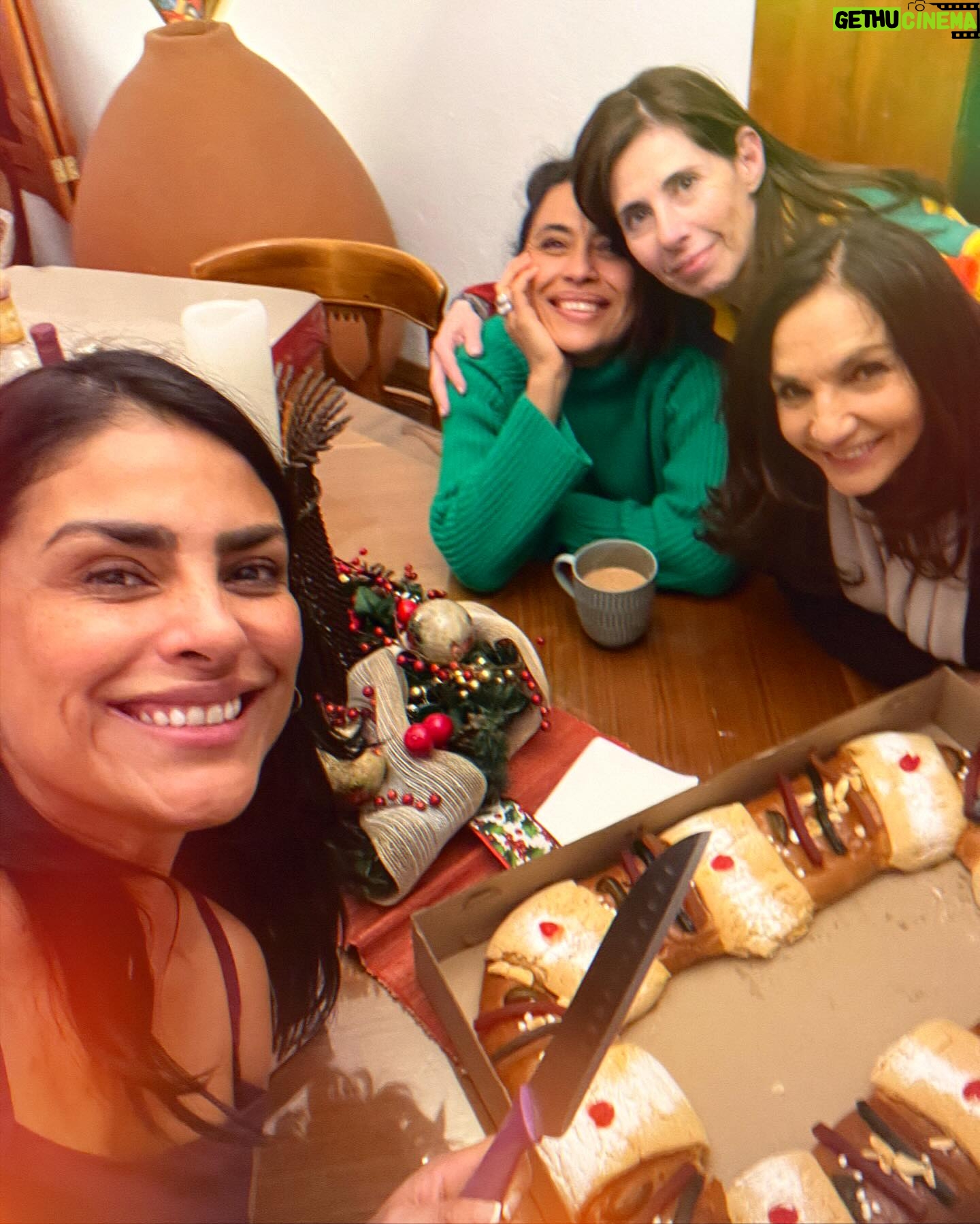 Liz Gallardo Instagram - #DiadeReyes con estos mujerones! @elizabethguindi @pedretgina @vicky.araico Nos faltaron varias pero siempre están presentes en especial nuestra florecita real @la_rebeccajones Las extrañamos hermanas #florecitasrockeras Nuestra amistad continúa……… @alejandraleytv @ximenaayala @taliia_marcela Gracias @vicky.araico querida por invitarnos a tu hermoso hogar……… #doñaflorysusdosmaridos @televisa