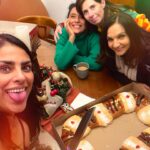 Liz Gallardo Instagram – #DiadeReyes con estos mujerones! 
@elizabethguindi @pedretgina @vicky.araico 
Nos faltaron varias pero siempre están presentes en especial nuestra florecita real @la_rebeccajones 
Las extrañamos hermanas #florecitasrockeras
Nuestra amistad continúa………
@alejandraleytv @ximenaayala @taliia_marcela 

Gracias @vicky.araico querida por invitarnos a tu hermoso hogar……… 

#doñaflorysusdosmaridos @televisa
