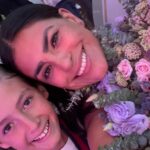 Liz Gallardo Instagram - Así nos despedimos de este hermoso proyecto con el que incie este 2024 y con el cual me siento profundamente agradecida con la vida y con todos quienes fueron parte fundamental del mismo como el gran equipo técnico con el que tuve la fortuna de trabajar. Gracias jefazo @juanosorio.oficial por esta invitación a interpretar a #Filipa , un personaje lleno de matices que alimentó mi creatividad y me regaló mucha inspiración y diversión. Gracias por confiar en mí para darle vida y cara. Gracias a mis súper directores @bonniecartas y @ericmorales por dejarme explorar los rincones más recónditos de la mente y el corazón para poder vivirlo en carne propia. Gracias al padrísimo equipo técnico que con su entrega y buena actitud hacen que el trabajo sea aún más placentero. Gracias a mis colegas actores , es especial a todos con los que me toco compartir escena y jugar juntos, porque a pesar de ser tantos , se hizo una familia muy padre. @cocomaxima te amaré por siempre. Eres la mejor socia del mundo mundial! 🥰🥰🥰 (y ese hombre es nuestro! #sandwich 🤣🤣🤣🤣🤣 En especial gracias a mi familia soñada , @nicolaporcella12 @andres_vazquezq @hectorusha_s Por dejarme explorar con ustedes los sentimientos más profundos que una madre y actriz puede sentir. Los quiero muchísimo (casi como si fueran míos jejjejejejeej) y los llevaré siempre en mi recuerdo y mi corazón. #mishombreshermosos Gracias @limonlimonete por aguantarnos y apoyarnos tanto. Imposible mencionarlos a todos pero gracias infinitas a el gran equipo de vestuario, maquillaje y peinado que siempre me dejaron bien chula y me cuidaron mucho. Y mis amigos de audio que adore, iluminación , cámaras, piso y todos! Los quiero mucho! Espero se repita alguna vez y podernos abrazar de nuevo. @elamornotienerecetaof #elamornotienereceta Filipa #filiposavenenosa @televisa #mexico #smile #picoftheday