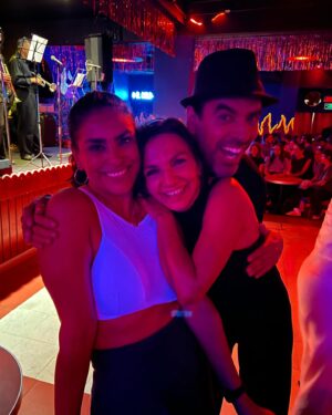 Liz Gallardo Instagram - Como fiesta patronal, este año no paré de celebrar. 
 Y porque no ? Me pregunté yo? 
Porque no celebrar la vida que tanto trabajo cuesta vivir pero que tanto placer nos deja sentir. 
Porque no celebrar que se nos regalo un año más de vida y no olvidar que nos queda uno menos por lo cual debemos celebrar siempre. 
El simple hecho de respirar y estar aquí……………..
Y ahora. 

Por tanto agradezco a mi único Dios, el UNIVERSO , el COSMOS, ……….
la vida que me dio y que me sigue regalando. 
Cada día y cada minuto respirando es un milagro. 
 Y no debemos olvidarlo. 

Gracias a las personas que me felicitaron y me mandaron buena vibra y lindas palabras. 
 El intercambio de energía lo es todo para mi. 
Y más gracias a quienes me estiman y celebraron conmigo esos días …….. 
cada uno de ustedes representan algo especial en mi vida y por eso los pensé y los solicité y les agradezco mucho su cariño siempre. 🥹🙏🏼✨🥰

Gracias al maravilloso @barbacabaret el mejor y más divertido lugar de México!!!! 
En especial al querido Alejandro gerente del lugar y a todo su equipo de seguridad empezando por Jesús por sus finas atenciones. 
Gracias @alexandramey_ por regalarme esa canción con tu preciosa voz y tu gran carisma! 🥹🙏🏼✨🥰👏🏼👏🏼👏🏼👏🏼👏🏼
Gracias a mi familia, a todas mis amigas , a mi asistente , a mis colegas y a la gente que te contiene y te apapacha. 
 Son mi familia elegida y me siento honrada de su cariño. Y de que me aguanten gracias! 🤣🤣🤣🤣🤣🤣🤣
Mi carnal incluido el pobrecito…….. 😂😂😂😂😂
@frangallardo28 

No puedo mencionar a todos pero ese fieston y cada uno de ustedes, estarán siempre en mi corazón. 🙏🏼✨🥰💚🎉🎈🎂

Ahora la pregunta obligada: 
Quieren que se vuelva emblemático y lo haga ahí cada año? VOTEN en los comentarios y LLAME YA !!!!!!
🤣🤣🤣🤣🤣👏🏼👏🏼👏🏼👏🏼👏🏼
