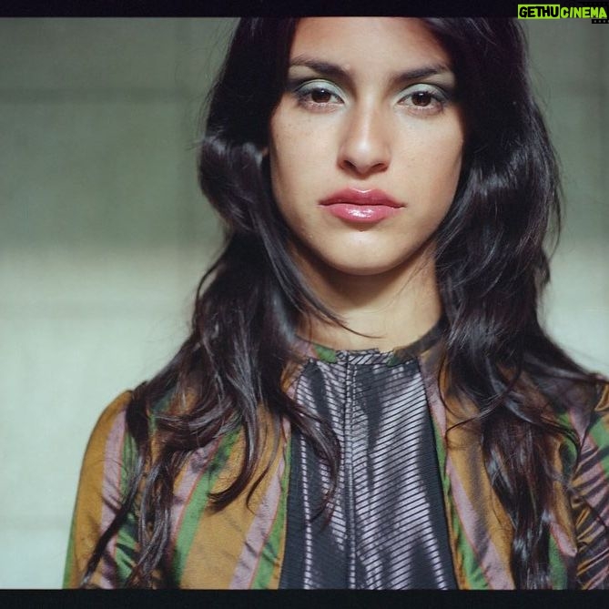 Liz Gallardo Instagram - #tbt de cuando era joven , bella , flaca , y tenía muchas ilusiones y sueños por cumplir. Año 2000………. Recién llegada a la Ciudad de México (antes el DF) y conociendo a poca gente , me atrapó el ojo 👁️ Magico de @gonzalomoralesphoto , con su enorme talento y su gran pasion. El vio en mi lo que yo no podía ver…. ……… 🙏🏼✨🩵 Las mejores fotos de mi vida sin duda. 📸 Y el autor de mi apodo eterno…….. 🐓 #migallogallardo me decías……… 🤣🤣🤣🤣😍 Te quiero Gonzi ! P.d y el día que llegue , fue el día que gano @vicentefoxq las elecciones y el país se puso de cabeza! Nunca olvidaré ese día ! #memorias #picoftheday #recuerdos #mexicocity #lacapital #lacapirucha #eldefectuoso #mexicodistritofederal #condesadf