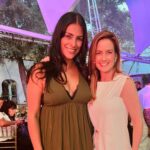 Liz Gallardo Instagram - Así nos despedimos de este hermoso proyecto con el que incie este 2024 y con el cual me siento profundamente agradecida con la vida y con todos quienes fueron parte fundamental del mismo como el gran equipo técnico con el que tuve la fortuna de trabajar. Gracias jefazo @juanosorio.oficial por esta invitación a interpretar a #Filipa , un personaje lleno de matices que alimentó mi creatividad y me regaló mucha inspiración y diversión. Gracias por confiar en mí para darle vida y cara. Gracias a mis súper directores @bonniecartas y @ericmorales por dejarme explorar los rincones más recónditos de la mente y el corazón para poder vivirlo en carne propia. Gracias al padrísimo equipo técnico que con su entrega y buena actitud hacen que el trabajo sea aún más placentero. Gracias a mis colegas actores , es especial a todos con los que me toco compartir escena y jugar juntos, porque a pesar de ser tantos , se hizo una familia muy padre. @cocomaxima te amaré por siempre. Eres la mejor socia del mundo mundial! 🥰🥰🥰 (y ese hombre es nuestro! #sandwich 🤣🤣🤣🤣🤣 En especial gracias a mi familia soñada , @nicolaporcella12 @andres_vazquezq @hectorusha_s Por dejarme explorar con ustedes los sentimientos más profundos que una madre y actriz puede sentir. Los quiero muchísimo (casi como si fueran míos jejjejejejeej) y los llevaré siempre en mi recuerdo y mi corazón. #mishombreshermosos Gracias @limonlimonete por aguantarnos y apoyarnos tanto. Imposible mencionarlos a todos pero gracias infinitas a el gran equipo de vestuario, maquillaje y peinado que siempre me dejaron bien chula y me cuidaron mucho. Y mis amigos de audio que adore, iluminación , cámaras, piso y todos! Los quiero mucho! Espero se repita alguna vez y podernos abrazar de nuevo. @elamornotienerecetaof #elamornotienereceta Filipa #filiposavenenosa @televisa #mexico #smile #picoftheday