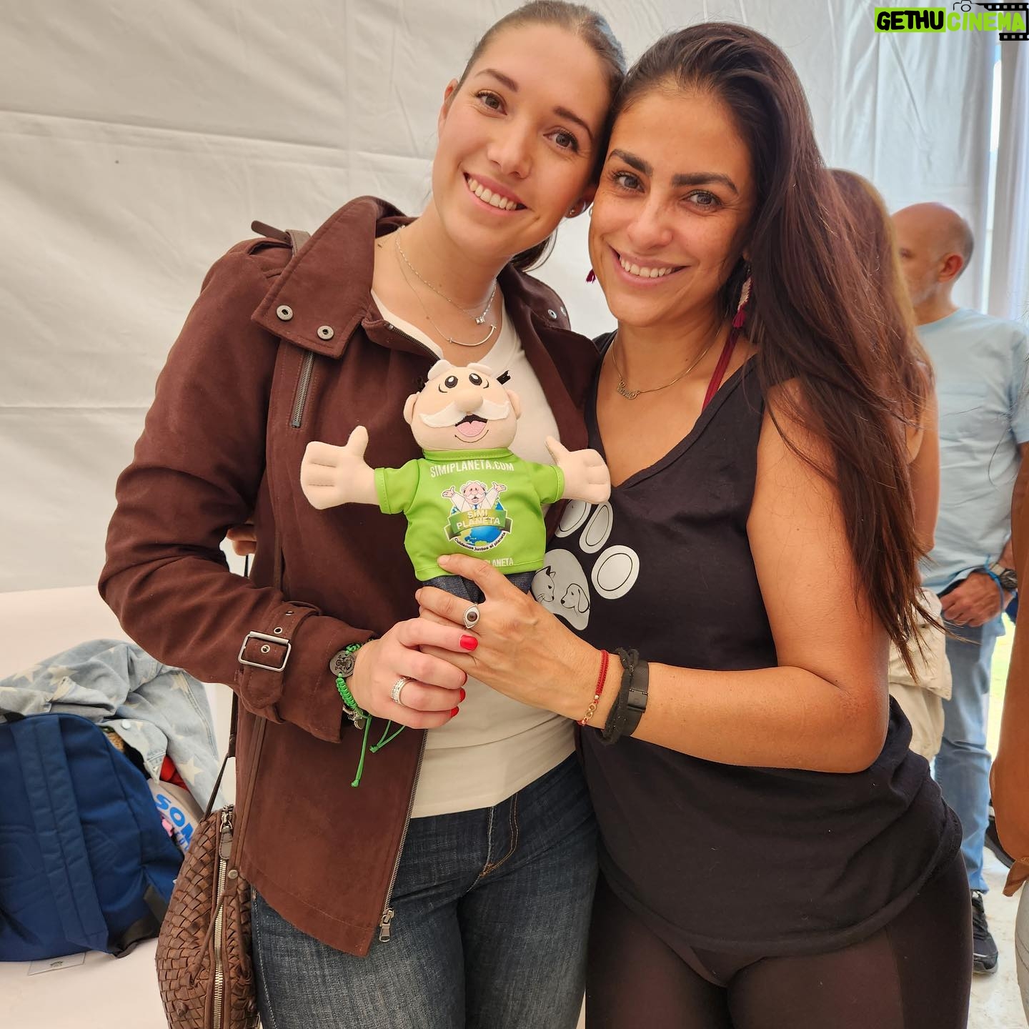 Liz Gallardo Instagram - ✨Gracias 2023 por tantos momentos espectaculares junto a maravillosas personas. Personas que piensan cambiar al mundo poniendo un granito de arena al igual que nosotras.🌎 💕Gracias a todos los voluntarios, donadores que con su apoyo logramos salvar y ayudar a mas de 40 animalitos. Estamos seguras que con el apoyo de todos ustedes, el próximo año seguiremos salvando más vidas 🙏🏻 Con cariño Liz & Tan 💕