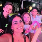 Liz Gallardo Instagram - Así nos despedimos de este hermoso proyecto con el que incie este 2024 y con el cual me siento profundamente agradecida con la vida y con todos quienes fueron parte fundamental del mismo como el gran equipo técnico con el que tuve la fortuna de trabajar. Gracias jefazo @juanosorio.oficial por esta invitación a interpretar a #Filipa , un personaje lleno de matices que alimentó mi creatividad y me regaló mucha inspiración y diversión. Gracias por confiar en mí para darle vida y cara. Gracias a mis súper directores @bonniecartas y @ericmorales por dejarme explorar los rincones más recónditos de la mente y el corazón para poder vivirlo en carne propia. Gracias al padrísimo equipo técnico que con su entrega y buena actitud hacen que el trabajo sea aún más placentero. Gracias a mis colegas actores , es especial a todos con los que me toco compartir escena y jugar juntos, porque a pesar de ser tantos , se hizo una familia muy padre. @cocomaxima te amaré por siempre. Eres la mejor socia del mundo mundial! 🥰🥰🥰 (y ese hombre es nuestro! #sandwich 🤣🤣🤣🤣🤣 En especial gracias a mi familia soñada , @nicolaporcella12 @andres_vazquezq @hectorusha_s Por dejarme explorar con ustedes los sentimientos más profundos que una madre y actriz puede sentir. Los quiero muchísimo (casi como si fueran míos jejjejejejeej) y los llevaré siempre en mi recuerdo y mi corazón. #mishombreshermosos Gracias @limonlimonete por aguantarnos y apoyarnos tanto. Imposible mencionarlos a todos pero gracias infinitas a el gran equipo de vestuario, maquillaje y peinado que siempre me dejaron bien chula y me cuidaron mucho. Y mis amigos de audio que adore, iluminación , cámaras, piso y todos! Los quiero mucho! Espero se repita alguna vez y podernos abrazar de nuevo. @elamornotienerecetaof #elamornotienereceta Filipa #filiposavenenosa @televisa #mexico #smile #picoftheday