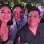 Liz Gallardo Instagram - Así nos despedimos de este hermoso proyecto con el que incie este 2024 y con el cual me siento profundamente agradecida con la vida y con todos quienes fueron parte fundamental del mismo como el gran equipo técnico con el que tuve la fortuna de trabajar. Gracias jefazo @juanosorio.oficial por esta invitación a interpretar a #Filipa , un personaje lleno de matices que alimentó mi creatividad y me regaló mucha inspiración y diversión. Gracias por confiar en mí para darle vida y cara. Gracias a mis súper directores @bonniecartas y @ericmorales por dejarme explorar los rincones más recónditos de la mente y el corazón para poder vivirlo en carne propia. Gracias al padrísimo equipo técnico que con su entrega y buena actitud hacen que el trabajo sea aún más placentero. Gracias a mis colegas actores , es especial a todos con los que me toco compartir escena y jugar juntos, porque a pesar de ser tantos , se hizo una familia muy padre. @cocomaxima te amaré por siempre. Eres la mejor socia del mundo mundial! 🥰🥰🥰 (y ese hombre es nuestro! #sandwich 🤣🤣🤣🤣🤣 En especial gracias a mi familia soñada , @nicolaporcella12 @andres_vazquezq @hectorusha_s Por dejarme explorar con ustedes los sentimientos más profundos que una madre y actriz puede sentir. Los quiero muchísimo (casi como si fueran míos jejjejejejeej) y los llevaré siempre en mi recuerdo y mi corazón. #mishombreshermosos Gracias @limonlimonete por aguantarnos y apoyarnos tanto. Imposible mencionarlos a todos pero gracias infinitas a el gran equipo de vestuario, maquillaje y peinado que siempre me dejaron bien chula y me cuidaron mucho. Y mis amigos de audio que adore, iluminación , cámaras, piso y todos! Los quiero mucho! Espero se repita alguna vez y podernos abrazar de nuevo. @elamornotienerecetaof #elamornotienereceta Filipa #filiposavenenosa @televisa #mexico #smile #picoftheday