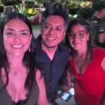 Liz Gallardo Instagram - Así nos despedimos de este hermoso proyecto con el que incie este 2024 y con el cual me siento profundamente agradecida con la vida y con todos quienes fueron parte fundamental del mismo como el gran equipo técnico con el que tuve la fortuna de trabajar. Gracias jefazo @juanosorio.oficial por esta invitación a interpretar a #Filipa , un personaje lleno de matices que alimentó mi creatividad y me regaló mucha inspiración y diversión. Gracias por confiar en mí para darle vida y cara. Gracias a mis súper directores @bonniecartas y @ericmorales por dejarme explorar los rincones más recónditos de la mente y el corazón para poder vivirlo en carne propia. Gracias al padrísimo equipo técnico que con su entrega y buena actitud hacen que el trabajo sea aún más placentero. Gracias a mis colegas actores , es especial a todos con los que me toco compartir escena y jugar juntos, porque a pesar de ser tantos , se hizo una familia muy padre. @cocomaxima te amaré por siempre. Eres la mejor socia del mundo mundial! 🥰🥰🥰 (y ese hombre es nuestro! #sandwich 🤣🤣🤣🤣🤣 En especial gracias a mi familia soñada , @nicolaporcella12 @andres_vazquezq @hectorusha_s Por dejarme explorar con ustedes los sentimientos más profundos que una madre y actriz puede sentir. Los quiero muchísimo (casi como si fueran míos jejjejejejeej) y los llevaré siempre en mi recuerdo y mi corazón. #mishombreshermosos Gracias @limonlimonete por aguantarnos y apoyarnos tanto. Imposible mencionarlos a todos pero gracias infinitas a el gran equipo de vestuario, maquillaje y peinado que siempre me dejaron bien chula y me cuidaron mucho. Y mis amigos de audio que adore, iluminación , cámaras, piso y todos! Los quiero mucho! Espero se repita alguna vez y podernos abrazar de nuevo. @elamornotienerecetaof #elamornotienereceta Filipa #filiposavenenosa @televisa #mexico #smile #picoftheday