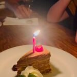 Liz Gallardo Instagram – Como fiesta patronal, este año no paré de celebrar. 
 Y porque no ? Me pregunté yo? 
Porque no celebrar la vida que tanto trabajo cuesta vivir pero que tanto placer nos deja sentir. 
Porque no celebrar que se nos regalo un año más de vida y no olvidar que nos queda uno menos por lo cual debemos celebrar siempre. 
El simple hecho de respirar y estar aquí……………..
Y ahora. 

Por tanto agradezco a mi único Dios, el UNIVERSO , el COSMOS, ……….
la vida que me dio y que me sigue regalando. 
Cada día y cada minuto respirando es un milagro. 
 Y no debemos olvidarlo. 

Gracias a las personas que me felicitaron y me mandaron buena vibra y lindas palabras. 
 El intercambio de energía lo es todo para mi. 
Y más gracias a quienes me estiman y celebraron conmigo esos días …….. 
cada uno de ustedes representan algo especial en mi vida y por eso los pensé y los solicité y les agradezco mucho su cariño siempre. 🥹🙏🏼✨🥰

Gracias al maravilloso @barbacabaret el mejor y más divertido lugar de México!!!! 
En especial al querido Alejandro gerente del lugar y a todo su equipo de seguridad empezando por Jesús por sus finas atenciones. 
Gracias @alexandramey_ por regalarme esa canción con tu preciosa voz y tu gran carisma! 🥹🙏🏼✨🥰👏🏼👏🏼👏🏼👏🏼👏🏼
Gracias a mi familia, a todas mis amigas , a mi asistente , a mis colegas y a la gente que te contiene y te apapacha. 
 Son mi familia elegida y me siento honrada de su cariño. Y de que me aguanten gracias! 🤣🤣🤣🤣🤣🤣🤣
Mi carnal incluido el pobrecito…….. 😂😂😂😂😂
@frangallardo28 

No puedo mencionar a todos pero ese fieston y cada uno de ustedes, estarán siempre en mi corazón. 🙏🏼✨🥰💚🎉🎈🎂

Ahora la pregunta obligada: 
Quieren que se vuelva emblemático y lo haga ahí cada año? VOTEN en los comentarios y LLAME YA !!!!!!
🤣🤣🤣🤣🤣👏🏼👏🏼👏🏼👏🏼👏🏼