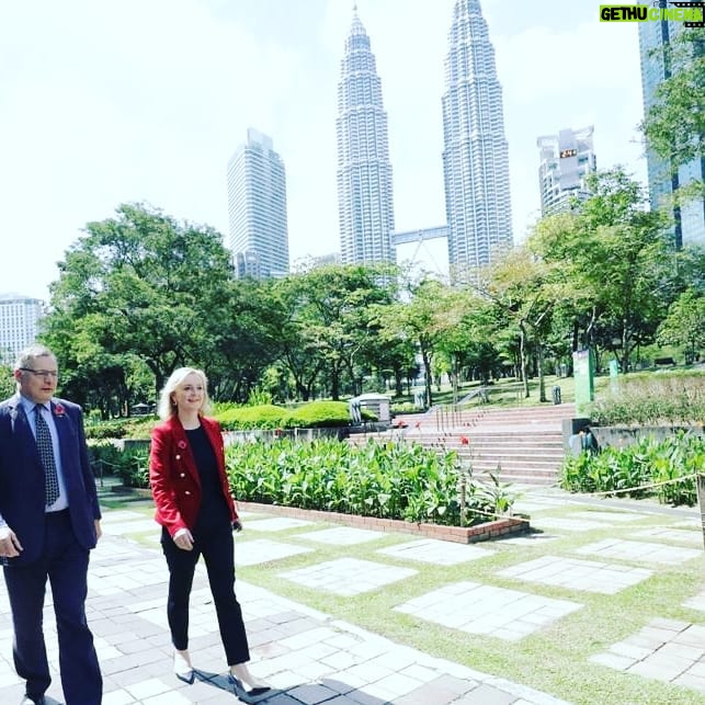 Liz Truss Instagram - KL #Malaysia #Commonwealth #Friends 🇬🇧🇲🇾