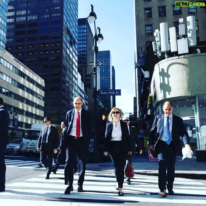 Liz Truss Instagram - Between meetings in New York. #unga #newyorknewyork #teamUK 🇬🇧 🍎