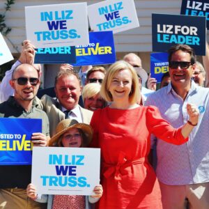 Liz Truss Instagram - Another fantastic week meeting our @Conservatives members & sharing my vision for unleashing opportunity right across the country 🇬🇧 

#lizforleader