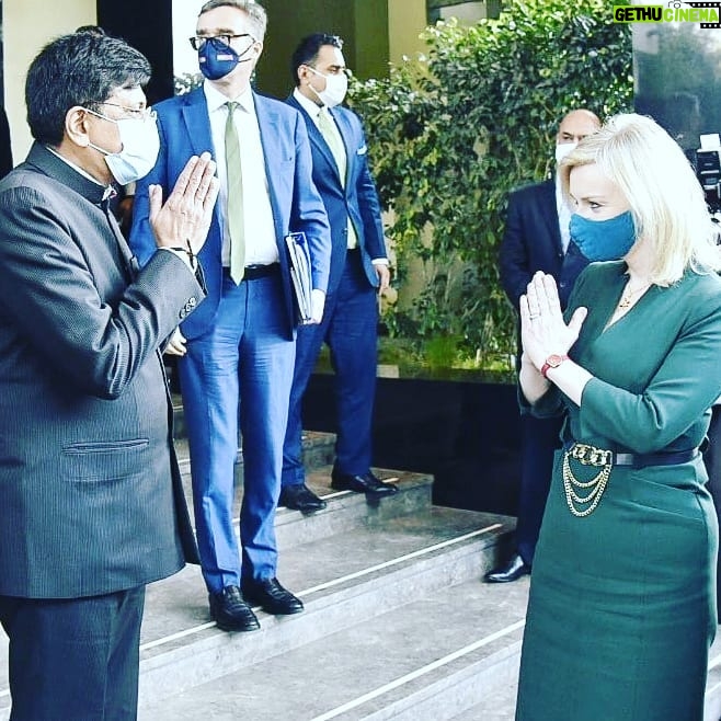 Liz Truss Instagram - Building trade with India. 🇬🇧 🇮🇳 #democracies #nameste 🙏