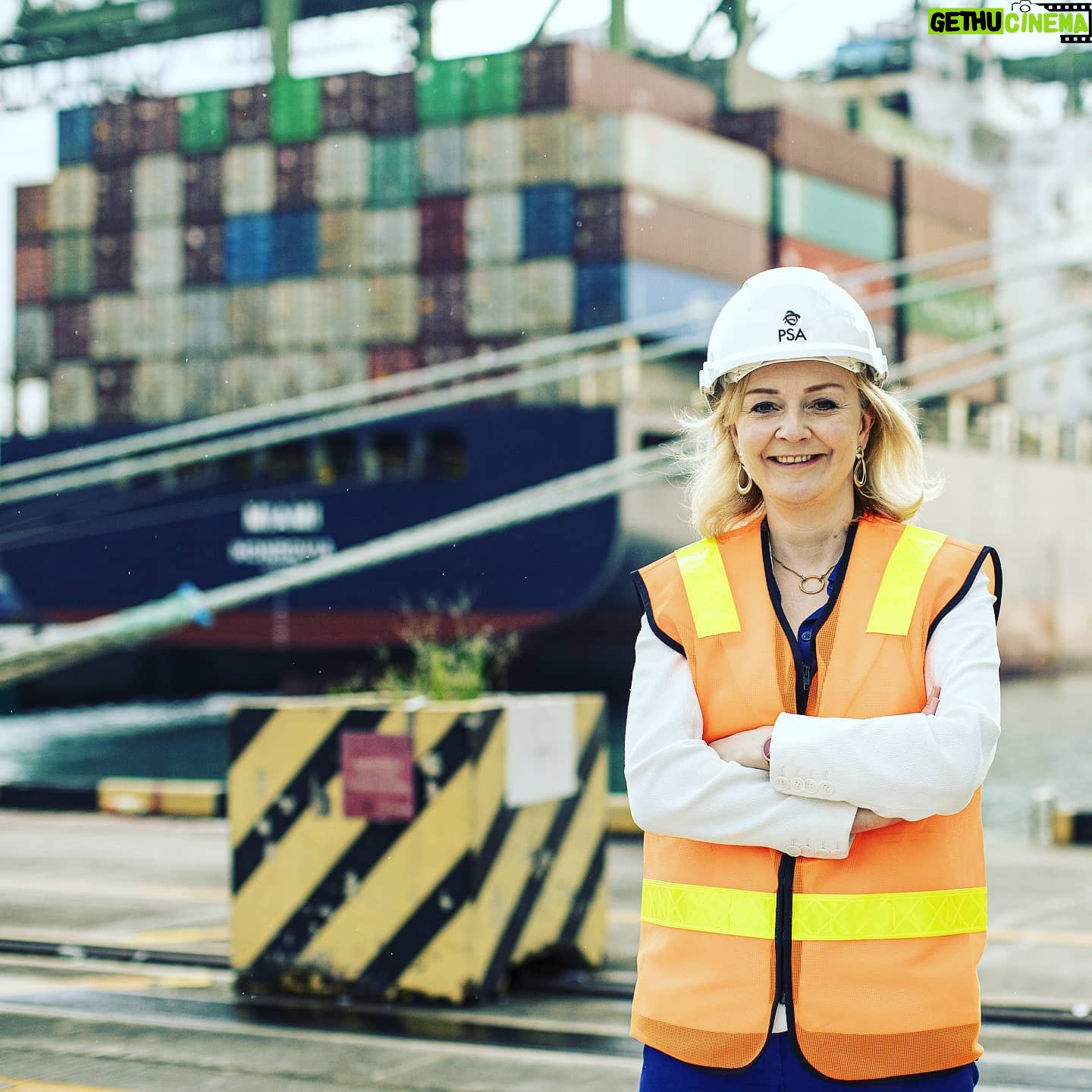 Liz Truss Instagram - Trading in Singapore. #uksingaporefta #freeport #freetrade #bepacific 🇬🇧 🇸🇬