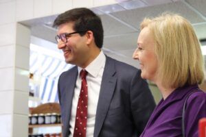Liz Truss Instagram - 🥩🍞 Liz Truss stopped off in Hartley Wintney recently to meet some of our local businesses in North East Hampshire. 

🔵✅ Liz has a clear, Conservative vision for our country and our economy.

🇬🇧 Backing business
💷 Cutting taxes
👨‍👩‍👧‍👦 Helping families

👀 And leaders from the Federation of Small Businesses agree, saying today that Liz has best policies for small firms…

👉 telegraph.co.uk/politics/2022/07/29/liz-truss-has-best-policies-small-firms-say-business-leaders/ 

#LizForLeader #TrustedToDeliver #BackingBritishBusiness #HighStreet #LocalBusiness #Local #Business #Growth #Commerce #Jobs #NEH #NEHants #NorthEastHampshire #Hampshire @goodtastebakery_ @elizabeth.truss.mp #BeingLocalMatters #MinistersofInstagram #MPsofInstagram