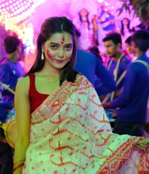 Liza Sarkar Instagram - #durgapuja 💕🌿

📸 @satadal.roy_official