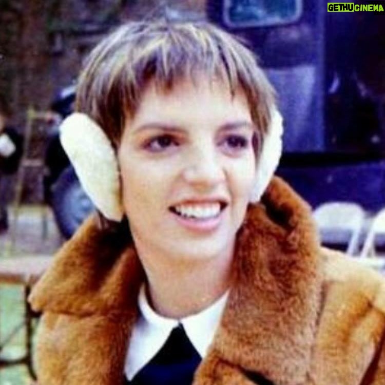 Liza Minnelli Instagram - Today is the first day of winter - stay warm! #liza #minnelli #lizaminnelli #winter #cold #warm