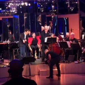 Liza Minnelli Instagram - I'm so thankful to have recovered from my viral infection in time to perform this past weekend, with my darling, @michaelfeinsteinsings... I hate to disappoint you, my loves! We had a marvelous time with these GORGEOUS young men walking the runway. 😘
#MinnelliMondays #MichaelFeinstein #lizaminnelli #dolcegabbana #fashionshow #cabaret @dolcegabbana