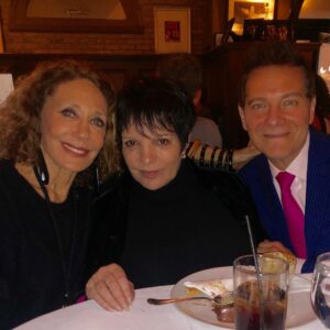 Liza Minnelli Instagram - I had a wonderful time out over the weekend with my baby, @michaelfeinsteinsings and my darling, @marisaberensonofficial! Us Cabaret girls have to stick together. So glad Michael joined us♥️♥️😘
#marisaberenson #lizaminnelli #michaelfeinstein #cabaret #lizawithaz