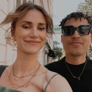 Lize Feryn Instagram - Een heerlijk weerzien in Cannes! Ik had de eer om met deze held te mogen samenspelen in mijn eerste film. Emperor heeft de zalen nooit bereikt, maar die 5 maand Praag pakken ze mich niet meer af. 😌🎥♥️

@adrienbrody @cookie_soph #LeeTamahori 

📷 @sofiesilbermann