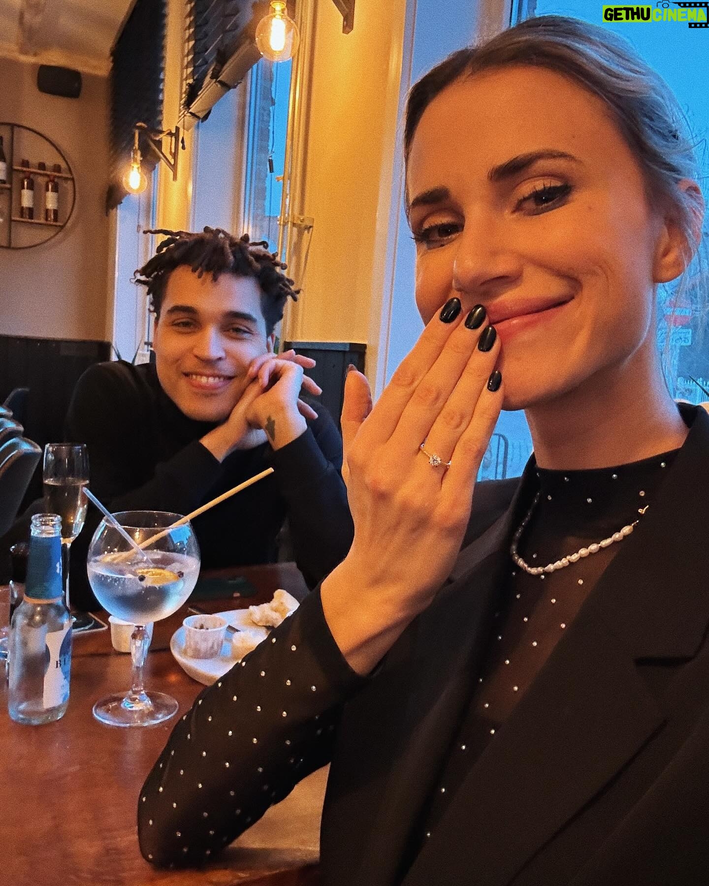 Lize Feryn Instagram - JARIG, VERLOOFD ÉN EEN GARGAMELKOSTUUM GEKREGEN! TOPDAG! 😍🥳💍 #31