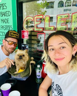 Lizzie Armanto Instagram - Thx @birdhouseskateboards for the awesome trip down under!
🇦🇺🐨
 Caught up w/ old friends, made new friends, had a hair dye birthday party (even @tonyhawk participated) & even kangaroo n koala hangout!🌟