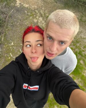 Lizzie Armanto Instagram - My happpy place is hiking w/ my boo & moo 🐾
( @axelcrusher & Alma aka Almoo aka moo aka moogie boogie)