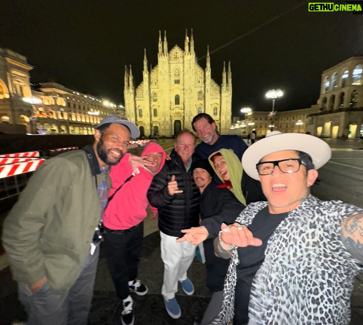 Lizzie Armanto Instagram - GRATZIE DUOMO ๐ฎ๐นโค๏ธ๐ฎ๐น @r.barbee @mayolgreenfilms @stevevandoren @peterbilt72 @lizziearmanto @geoffrowley #VansFamilyMilano @vansskate @vans #Duomo JESUS CHRIST FOR LIFEโฆ ๐๏ธโ๏ธ๐๏ธ