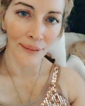 Loana Petrucciani Instagram - Bientôt jour de l’an mes loulous 💖 moi j’ai trouvé ma robe à paillettes dorées mais chuuuuuuut c’est un secret 🥳😃 Plein de gros bisous ❤️‍🩹❤️‍🩹❤️‍🩹 loana #beauty ##frenchgirl #miroir #naturalmakeup #loveyou #influenceuse #romantic #women #selfie #love #heart #sweet #friends #blondebombshell  #love #heart #sweet #friends #blondebombshell #🧡 Mes loulous juste pour vous rappeler que si vous voulez faire une dédicace personnalisé de moi à qui vous voulez ou même vous même pour n’importe quelle occasion ou juste pour faire plaisir .. Vous pour pouvez me retrouver sur le site Vidoleo