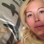 Loana Petrucciani Instagram - Réveil câlins auprès de l’amour de ma vie, mon TITI 🐶👑😍.. Gros bisous mes loulous et bonne journée comme ça : ✨🌺🌺 💕 💖 loana #beauty ##frenchgirl #miroir #naturalmakeup #loveyou #influenceuse #romantic #women #selfie #love #heart #sweet #friends #blondebombshell #love #heart #sweet #friends #blondebombshell #🧡 love #heart #sweet #friends #blondebombshell #chienchinoisacrete #lovemydog #lovemylife #amour #amourinconditionnel #amourdemavie❤️