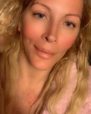 Loana Petrucciani Instagram - Un petit bisou 💋 tout doux à mes loulous.. Vous me manquez.. Plein de gros bisous câlins de moi .. 💖💖 loana #beauty ##frenchgirl #miroir #naturalmakeup #loveyou #influenceuse #romantic #women #selfie #love #heart #sweet #friends #blondebombshell  #love #heart #sweet #friends #blondebombshell #🧡