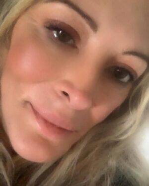Loana Petrucciani Instagram - Bonjour mes loulous ❤️❤️ 🩷🩷 💕💕💕 💖💖💖 💖 💖💖💖💖💖💖💖💖 ✨🌺🌺 💕 💖 loana #beauty ##frenchgirl #miroir #naturalmakeup #loveyou #influenceuse #romantic #women #selfie #love #heart #sweet #friends #blondebombshell  #love #heart #sweet #friends #blondebombshell #🧡