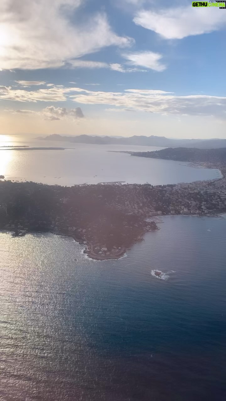 Loana Petrucciani Instagram - Retour à Vence après Tpmp People paysage magnifique cap D’Antibes au coucher de soleil… À partager forcément.. Bisous mes loulous 💖 🤗 💖 loana #beauty ##frenchgirl #miroir #naturalmakeup #loveyou #influenceuse #romantic #women #selfie #love #heart #sweet #friends #blondebombshell #love #heart #sweet #friends #blondebombshell #🧡Mes loulous juste pour vous rappeler que si vous voulez faire une dédicace personnalisé de moi à qui vous voulez ou même vous même pour n’importe quelle occasion ou juste pour faire plaisir .. Vous pour pouvez me retrouver sur le site Vidoleo