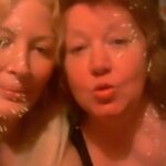 Loana Petrucciani Instagram - Maman et moi ont vous souhaite une année pleines de folie et d’amour.. Bonne année mes loulous 🤣💖